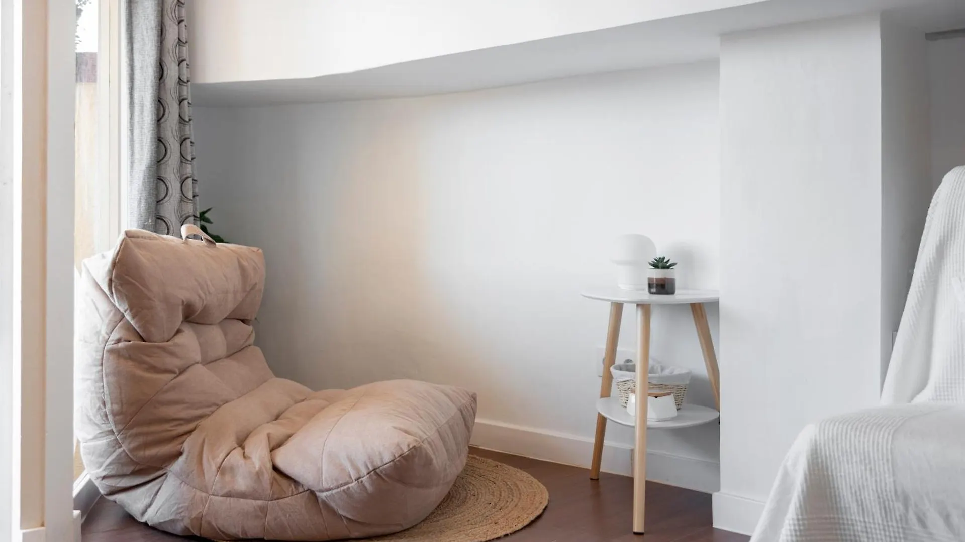Beach & Fun: Cozy Studio La Pineda Apartment
